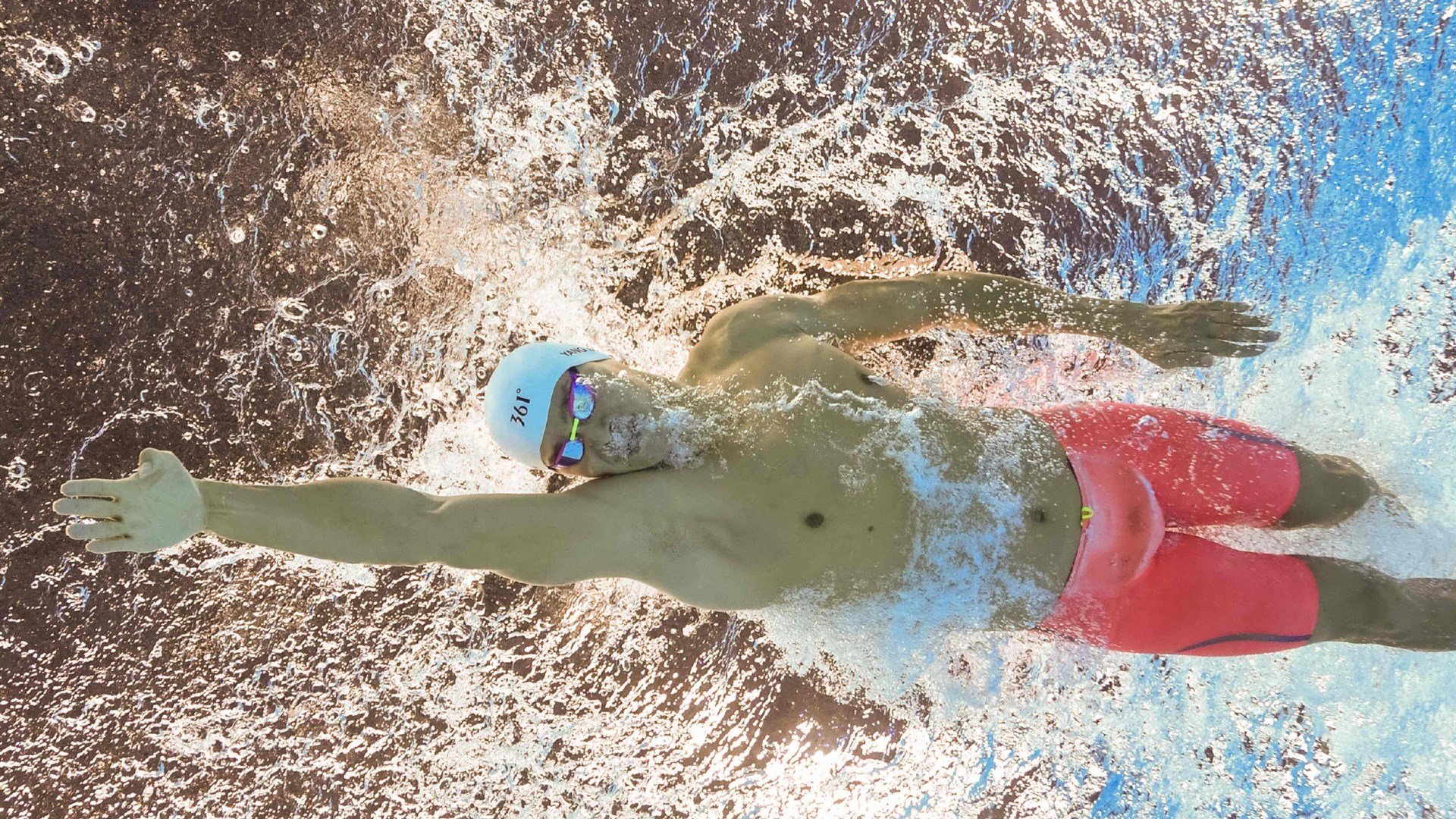 日本NHK特别报道：伊朗球员雪地控球如舞者，伊朗大雪